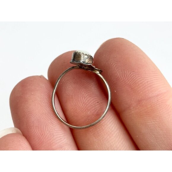 Mother of Pearl Silver Toned Vintage Southwest Style Ring - sz 4.5 - Picture 8 of 10